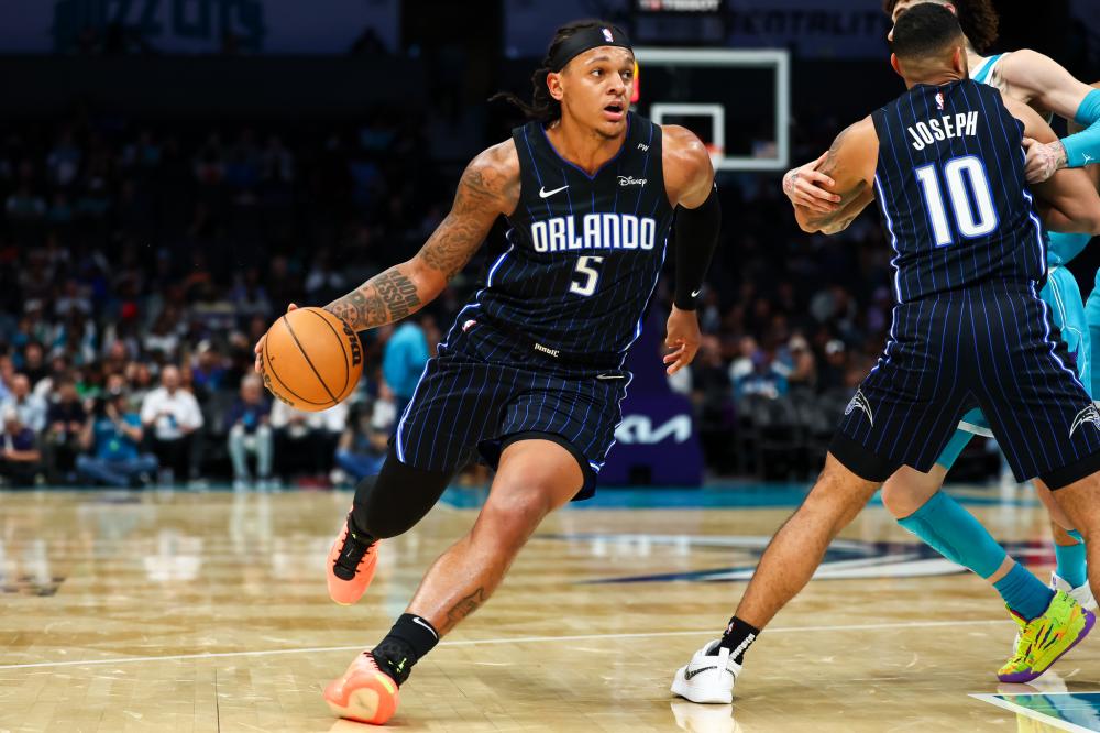 紧的背景下 紧的背景下